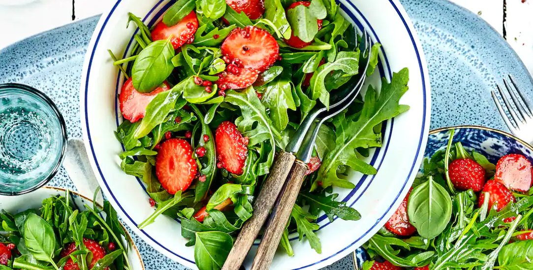 Erdbeer Rucola Salat serviert